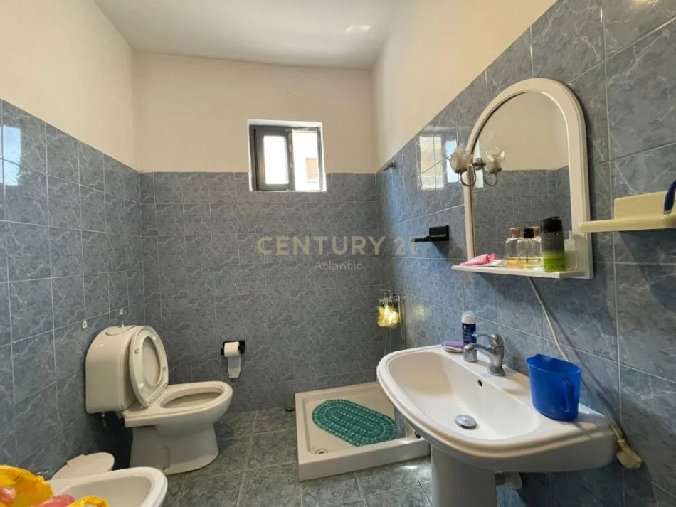 Durres, jepet me qera apartament 2+1+Ballkon , 94 m² 200 € (durres)