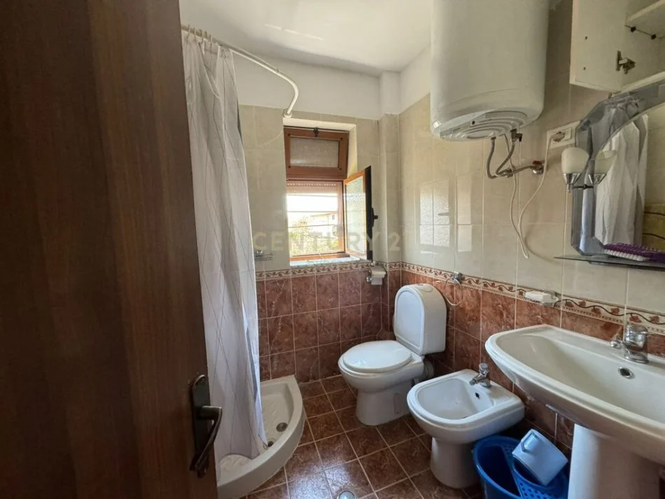 Tirane, jepet me qera apartament 1+1 Kati 2, 60 m² 350 € (Varri Bamit)