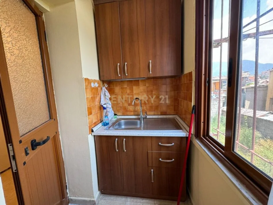 Tirane, jepet me qera apartament 1+1 Kati 2, 60 m² 350 € (Varri Bamit)