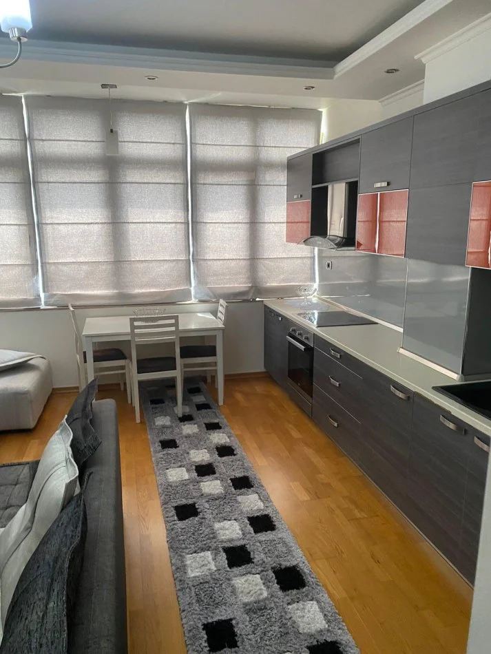Tirane, jepet me qera 2+1+Ballkon Kati 5, 97 m² 650 € (Qytet Studenti)
