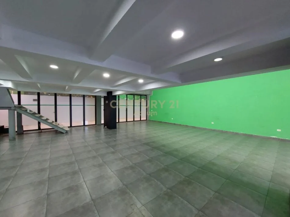 𝐓𝐢𝐫𝐚𝐧𝐞, 𝐣𝐞𝐩𝐞𝐭 𝐦𝐞 𝐪𝐞𝐫𝐚 𝐚𝐦𝐛𝐣𝐞𝐧𝐭 𝐛𝐢𝐳𝐧𝐞𝐬𝐢 𝐊𝐚𝐭𝐢 𝟎, 𝟑𝟔𝟎 𝐦² 𝟐.𝟎𝟎𝟎 € (𝐏𝐚𝐳𝐚𝐫𝐢 𝐈 𝐫𝐢)