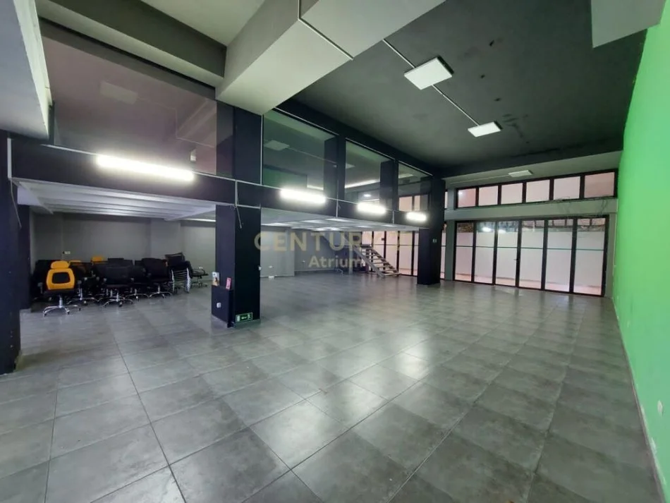 𝐓𝐢𝐫𝐚𝐧𝐞, 𝐣𝐞𝐩𝐞𝐭 𝐦𝐞 𝐪𝐞𝐫𝐚 𝐚𝐦𝐛𝐣𝐞𝐧𝐭 𝐛𝐢𝐳𝐧𝐞𝐬𝐢 𝐊𝐚𝐭𝐢 𝟎, 𝟑𝟔𝟎 𝐦² 𝟐.𝟎𝟎𝟎 € (𝐏𝐚𝐳𝐚𝐫𝐢 𝐈 𝐫𝐢)