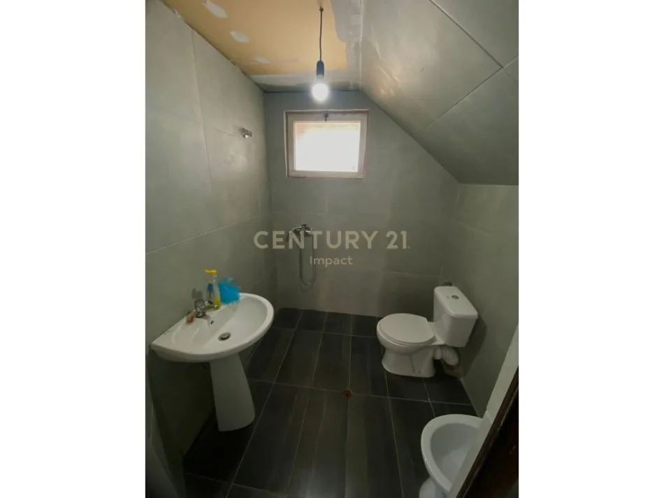 Tirane, shes dyqan Kati 0, 141 m² 150.000 € 