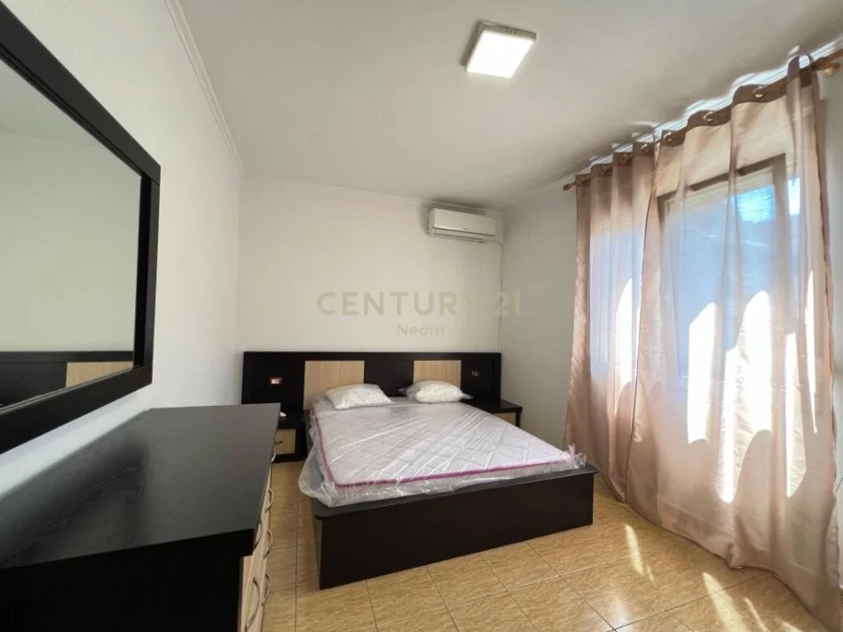 Tirane, jepet me qera apartament 2+1 Kati 2, 89 m² 500 € (shallvaret)