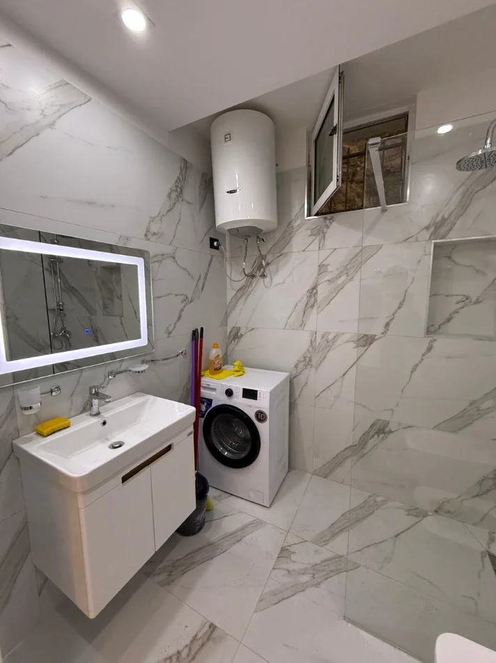 Tirane, jepet me qera apartament 2+1 Kati 2, 100 m² 850 € (Myslym Shyri)