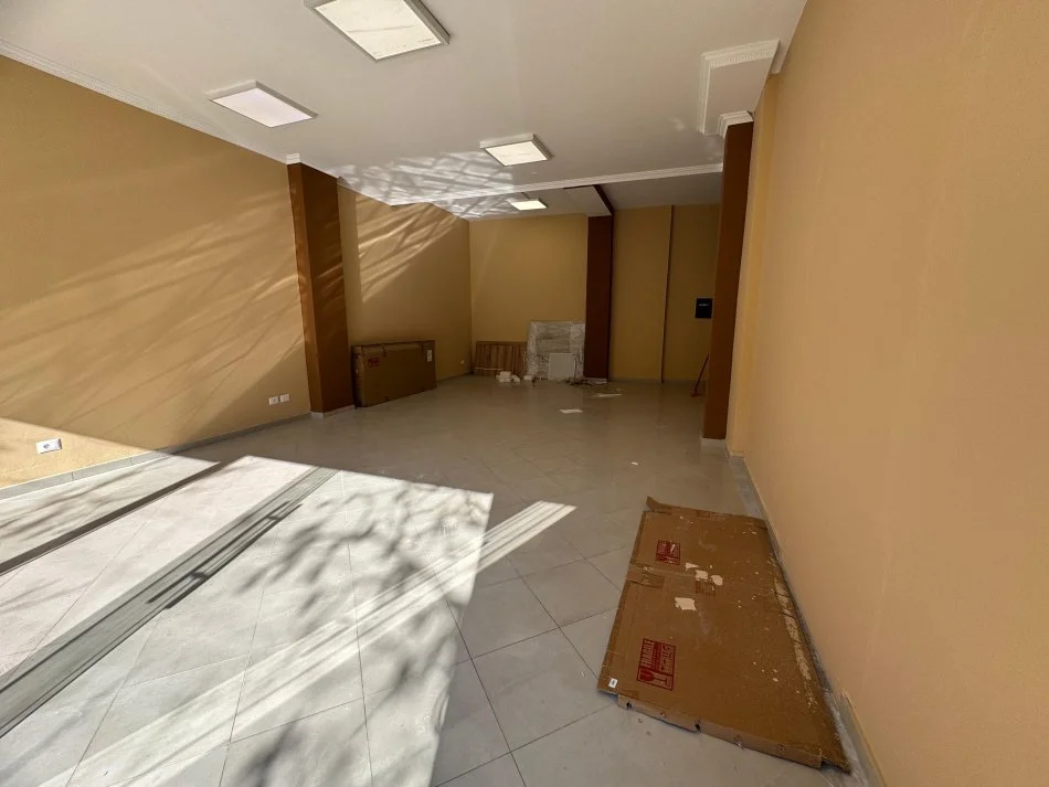 Tirane, jepet me qera ambjent biznesi Kati 0, 600 € (cerciz topulli)