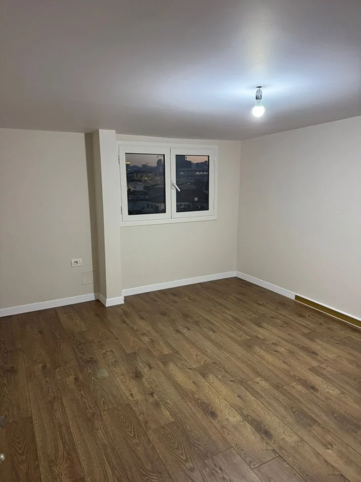 Tirane, jepet me qera apartament 1+1 Kati 4, 75 m² 400 € (Rruga Siri Kodra)