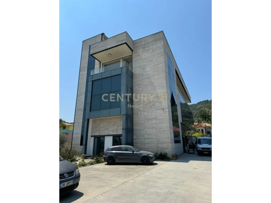 Tirane, shitet ambjent biznesi , 1.290 m² 900.000 € (fushe preze)