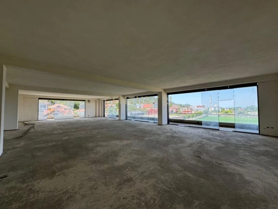 Tirane, shitet ambjent biznesi , 1.290 m² 900.000 € (fushe preze)