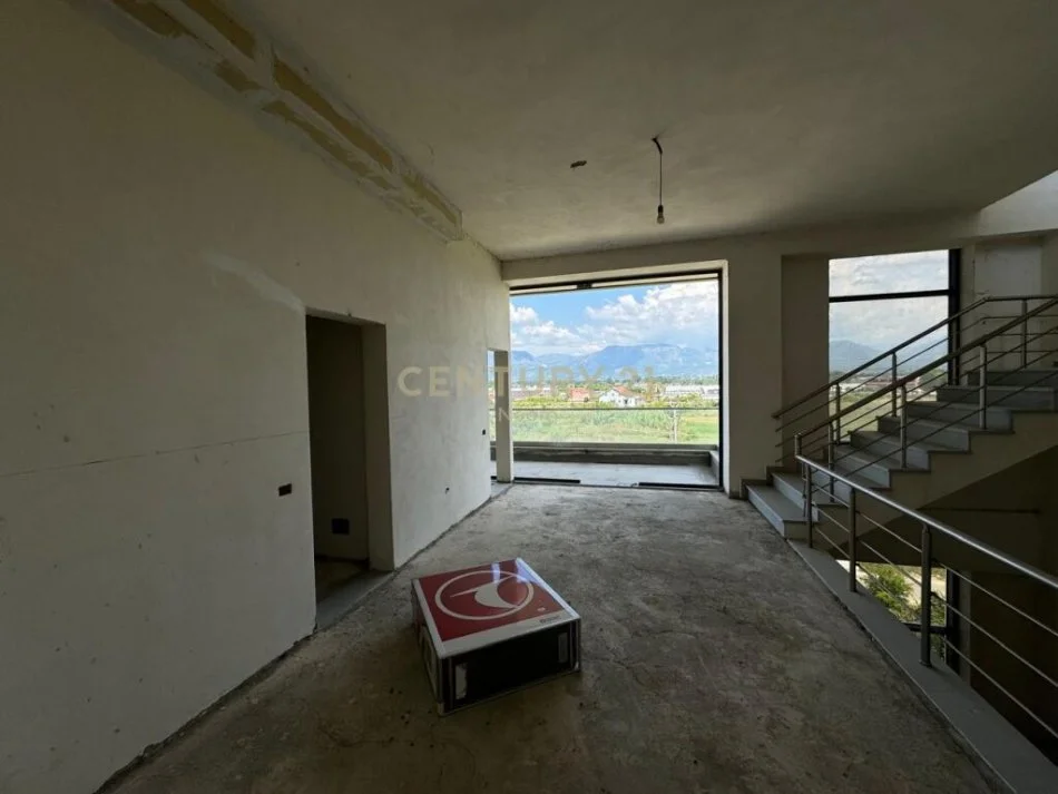 Tirane, shitet ambjent biznesi , 1.290 m² 900.000 € (fushe preze)