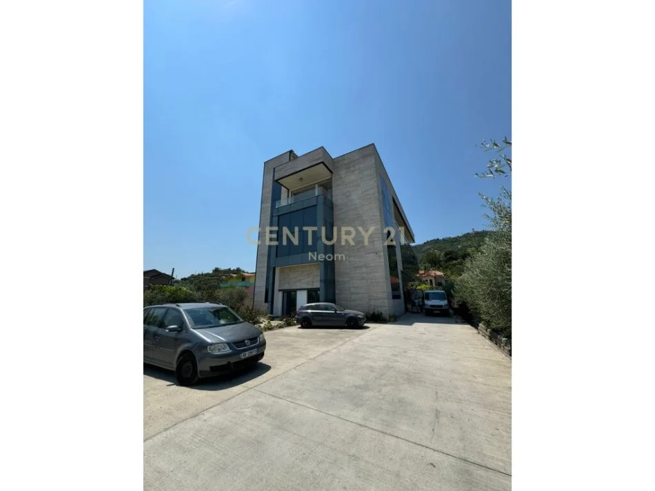 Tirane, shitet ambjent biznesi , 1.290 m² 900.000 € (fushe preze)