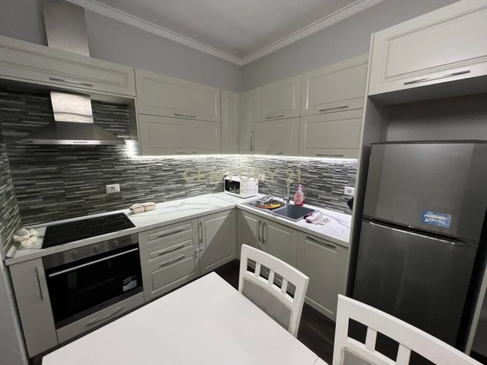 Tirane, jepet me qera apartament 1+1 Kati 5, 74 m² 500 € (bulevardi i ri)