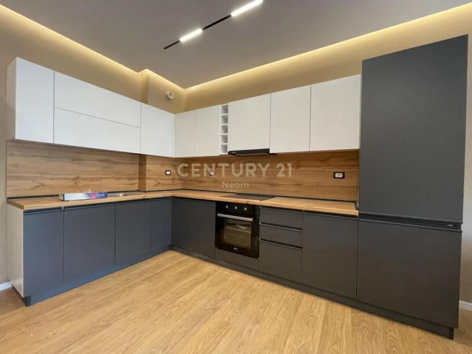 Tirane, jepet me qera apartament 2+1 Kati 1, 117 m² 750 € (kopeshti botanik)