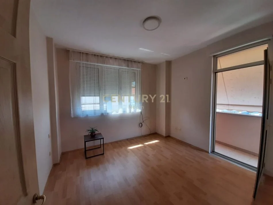 Tirane, jepet me qera apartament 1+1 Kati 4, 63 m² 450 € (pazari i ri)