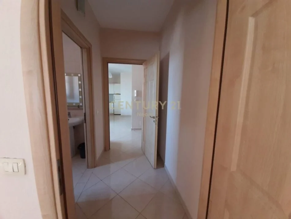 Tirane, jepet me qera apartament 1+1 Kati 4, 63 m² 450 € (pazari i ri)