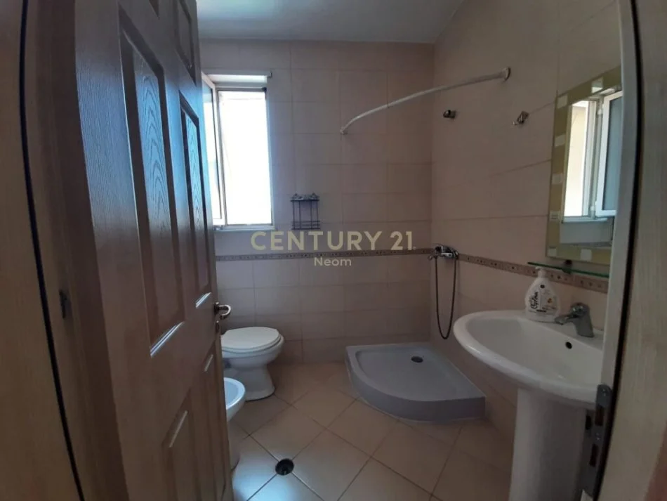 Tirane, jepet me qera apartament 1+1 Kati 4, 63 m² 450 € (pazari i ri)