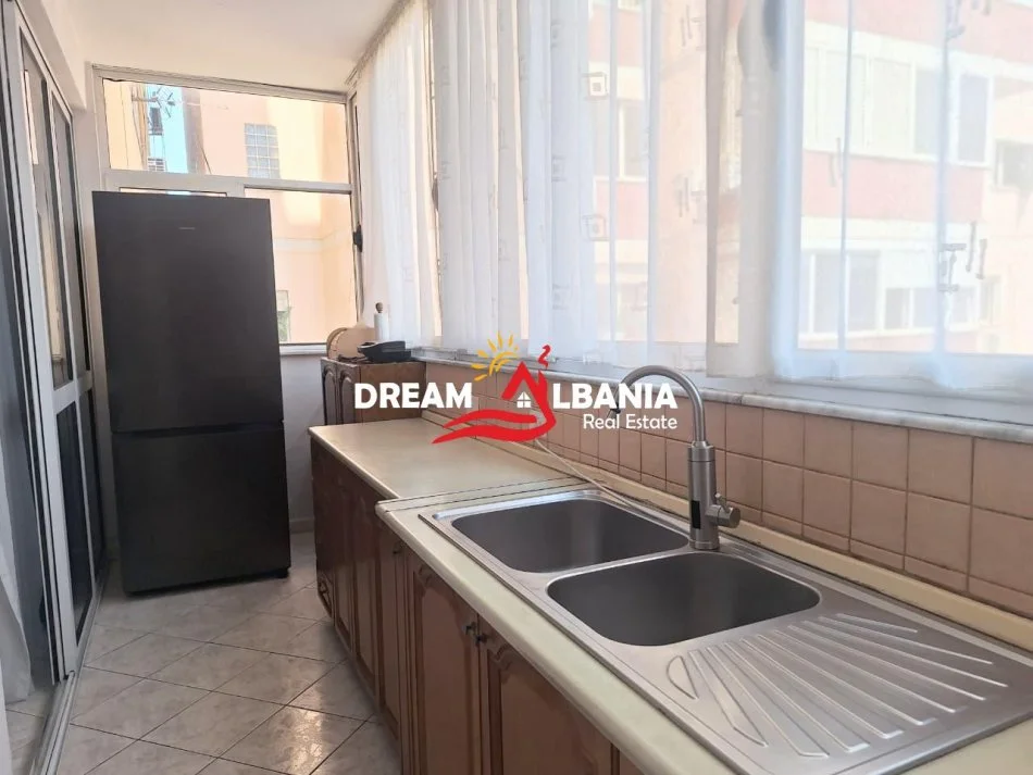 Tirane, jepet me qera apartament 3+1 Kati 5, 120 m² 700 € (Siri Kodra)