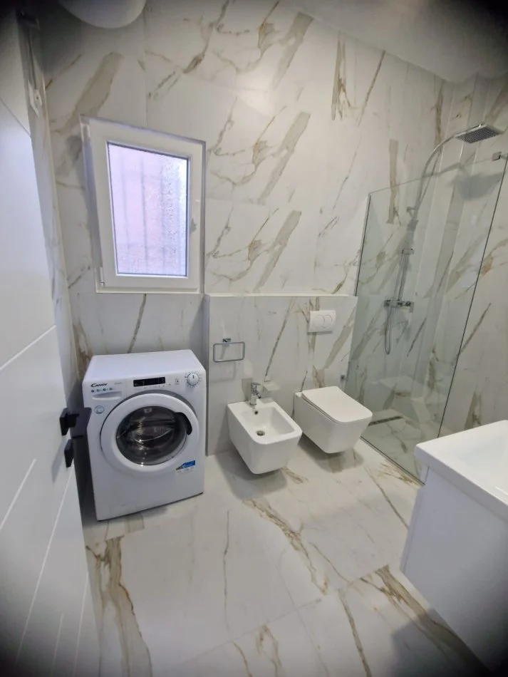 Tirane, jepet me qera apartament 2+1+Ballkon Kati 2, 90 m² 800 € 