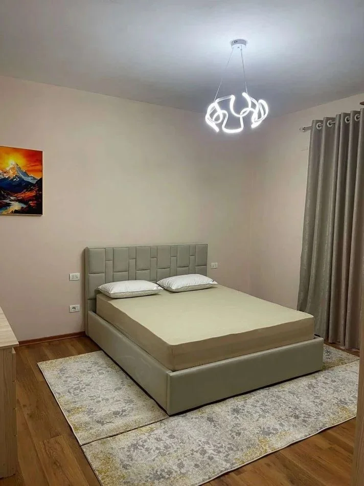 Tirane, jepet me qera apartament 2+1+Ballkon Kati 2, 111 m² 450 € (Fizika berthamore fresk)