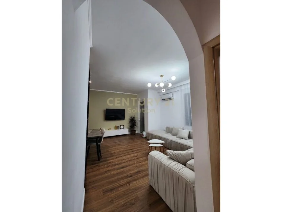 Tirane, jepet me qera apartament 2+1 Kati 8, 82 m² 500 € (yzberisht)