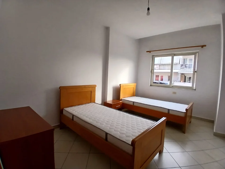 Tirane, jepet me qera apartament 2+1+Ballkon Kati 7, 102 m² 400 € (Rruga 3 Dëshmorët)