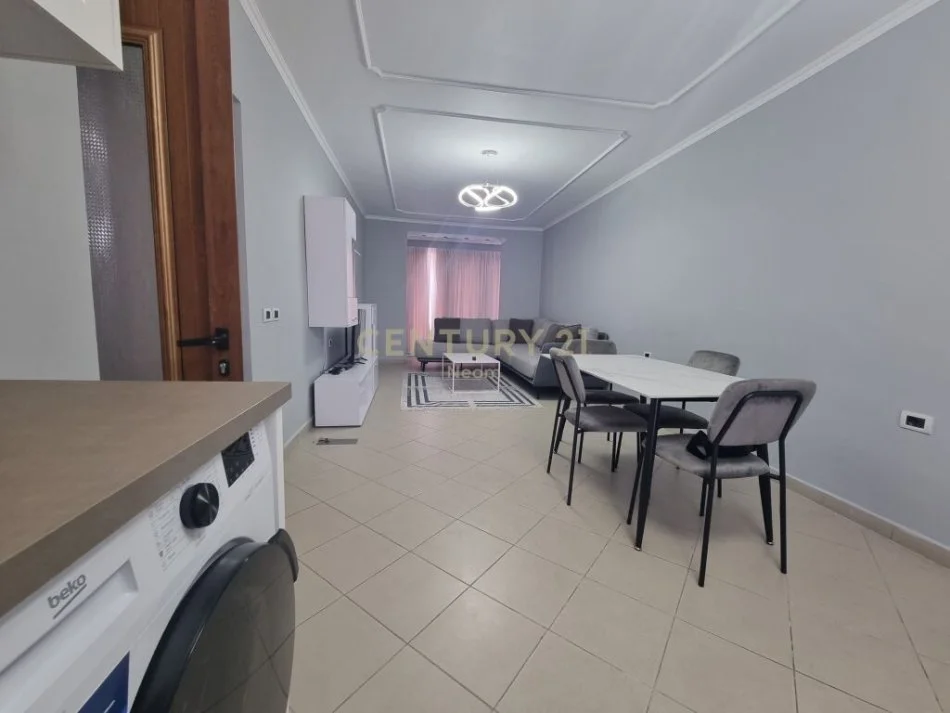 Tirane, jepet me qera apartament 1+1 Kati 2, 56 m² 450 € (ferit xhajko)