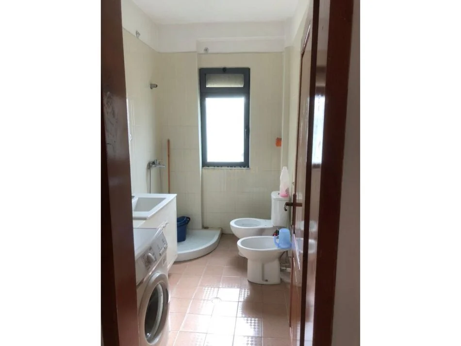 Tirane, jepet me qera apartament 1+1 Kati 4, 68 m² 400 € (rruga e duresit)