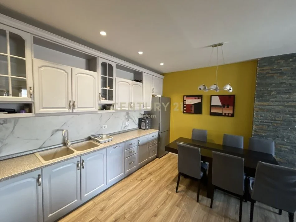 Tirane, shitet apartament 3+1 Kati 10, 133 m² 295.000 € (rruga e kosovarve)