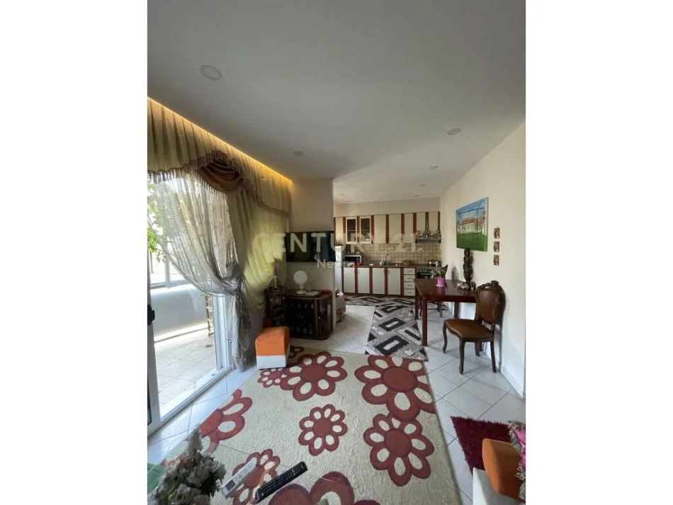 Tirane, jepet me qera apartament 1+1 Kati 3, 70 m² 500 € (Garda)