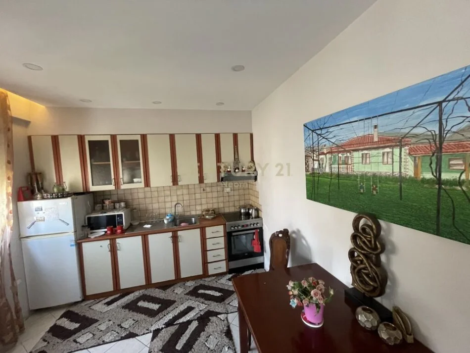 Tirane, jepet me qera apartament 1+1 Kati 3, 70 m² 500 € (Garda)