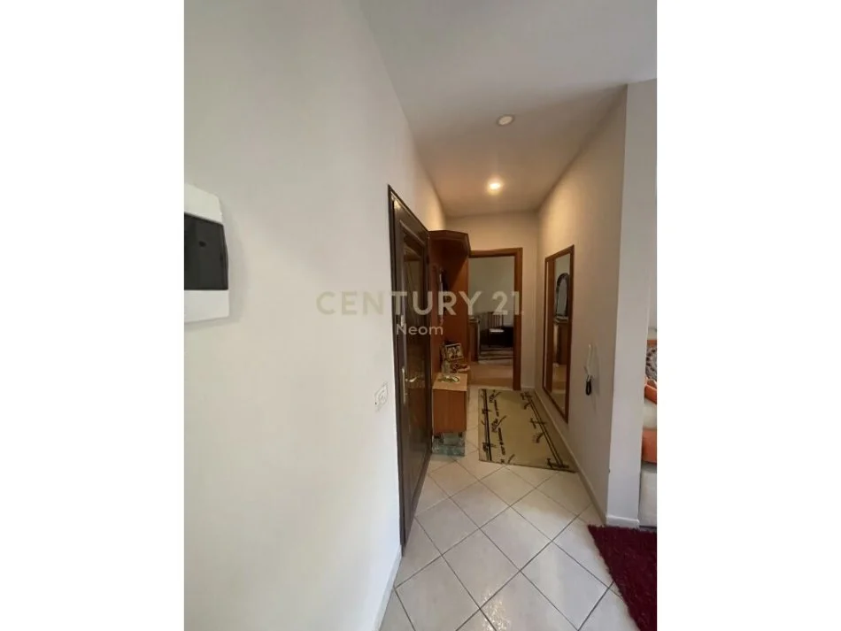 Tirane, jepet me qera apartament 1+1 Kati 3, 70 m² 500 € (Garda)
