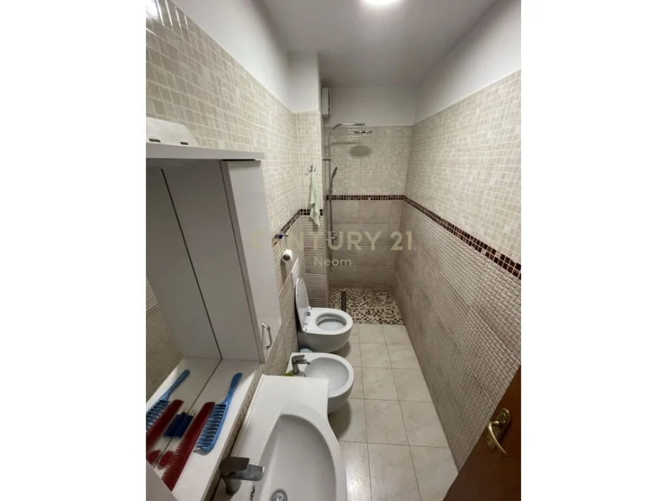 Tirane, jepet me qera apartament 1+1 Kati 3, 70 m² 500 € (Garda)