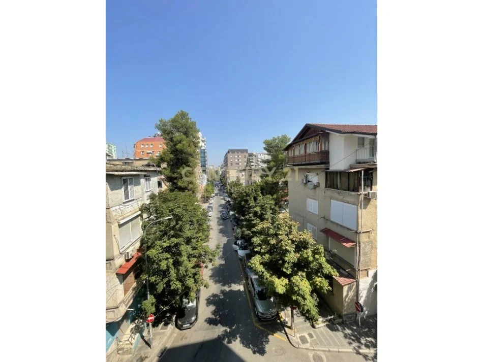 Tirane, jepet me qera apartament 1+1 Kati 3, 70 m² 500 € (Garda)