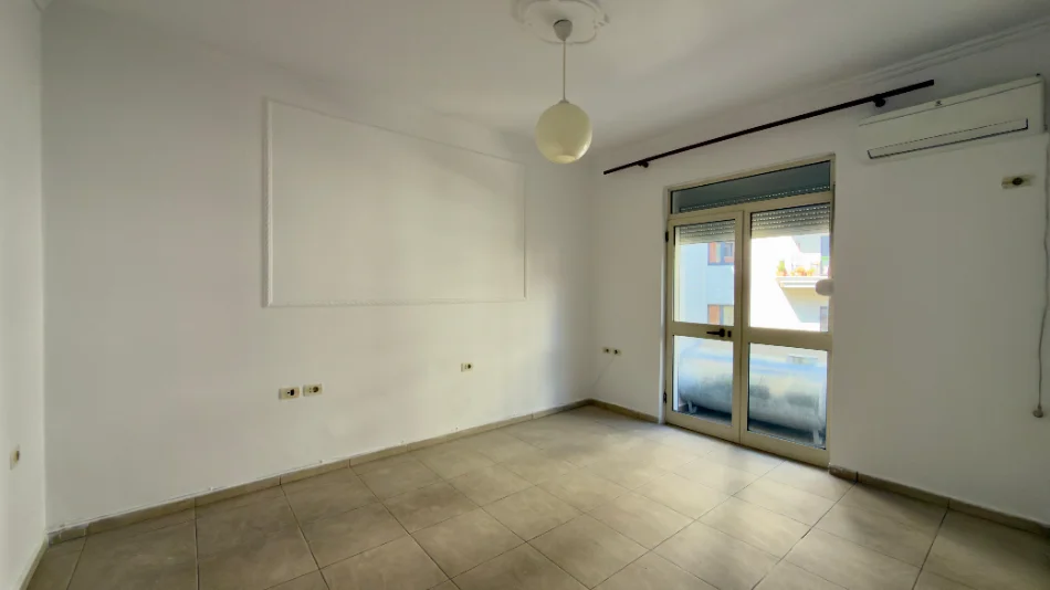 Tirane, jepet me qera apartament 2+1+Ballkon Kati 4, 65 m² 400 € (Bulevardi zogu i Pare)