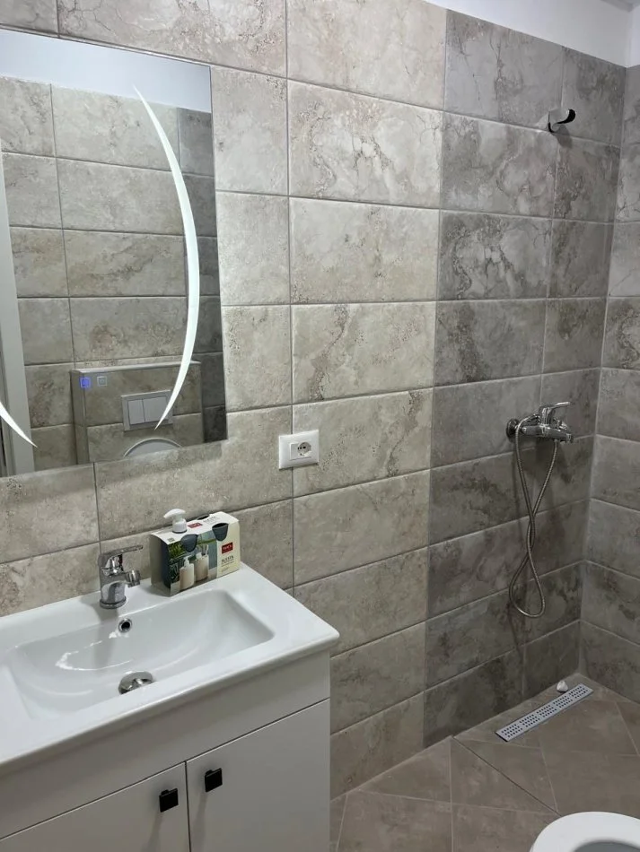 Tirane, jepet me qera apartament 2+1 , 98 m² 700 € 