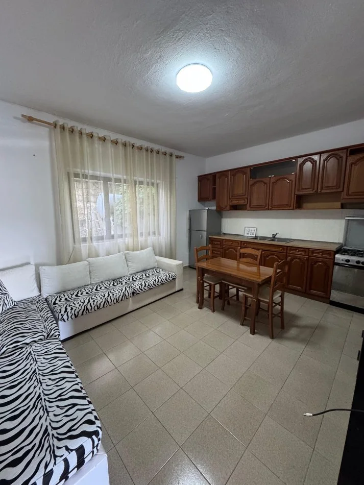 Tirane, jepet me qera apartament 2+1+Parkim, Kati 1, 100 m² 250 €