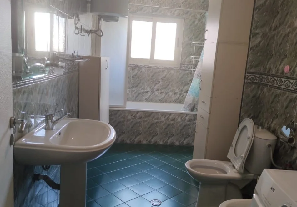 Tirane, jepet me qera apartament 3+1 Kati 2, 131 m² 600 € (Rruga Sulejman Delvina)