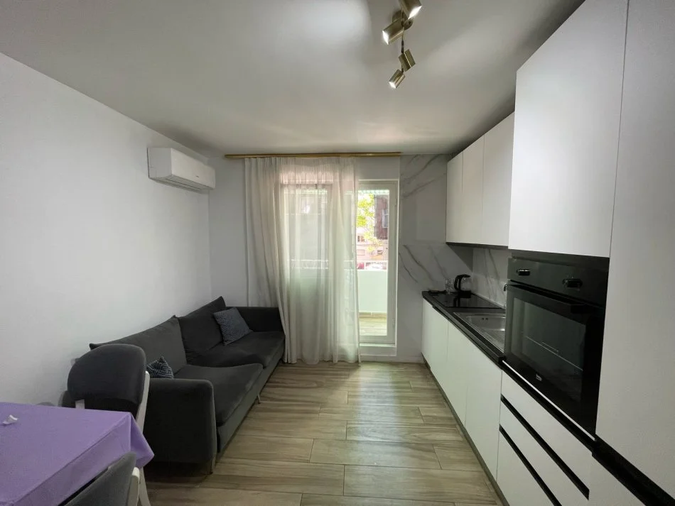 jepet me qera apartament 2+1 i mobiluar tek rr.e durresit