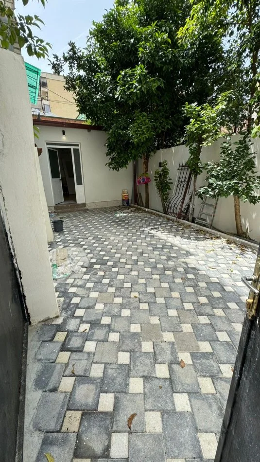 Tirane, jepet me qera shtepi 3+1+Ballkon Kati 1, 120 m² 400 € (Bulevardi bajram curri)