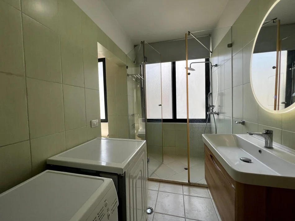 Tirane, jepet me qera apartament 2+1+Ballkon Kati 5, 85 m² 500 € 