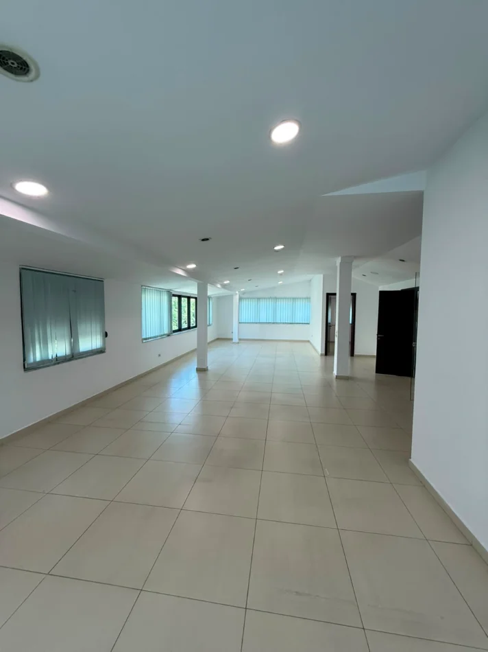 Tirane, jepet me qera ambjent biznesi Kati 2, 230 m² 1.500 € (Brryli)