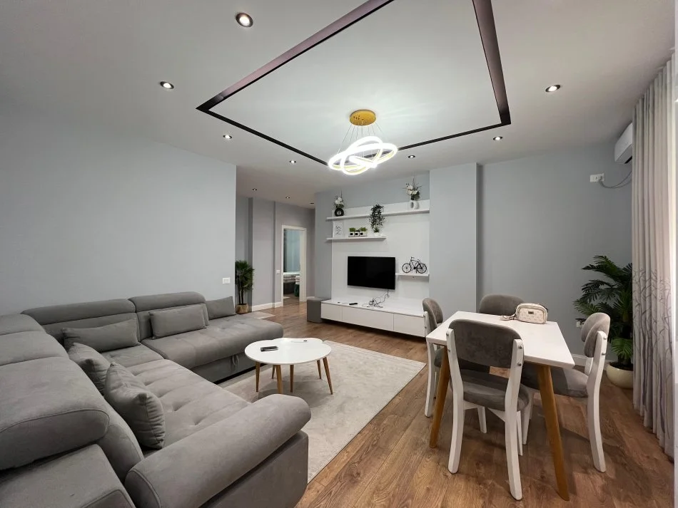 Tirane, jepet me qera apartament 2+1+Ballkon Kati 1, 100 m² 700 € 