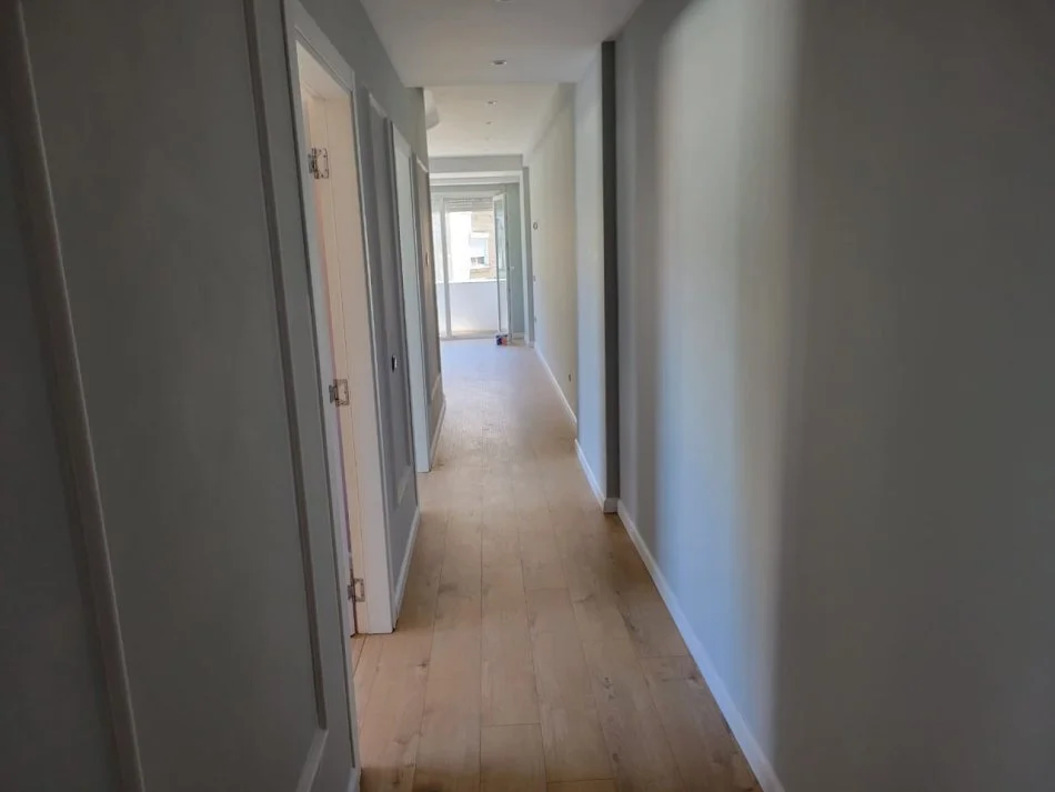 Tirane, jepet me qera apartament 2+1+Ballkon Kati 3, 89 m² 500 € (Brryli)