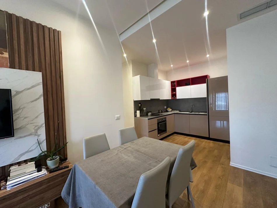 Tirane, jepet me qera apartament 1+1+Ballkon , 750 € (Delijorgji)