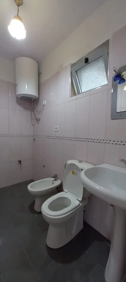 Tirane, jepet me qera apartament 1+1 Kati 1, 400 € (Prane Postes Selite)