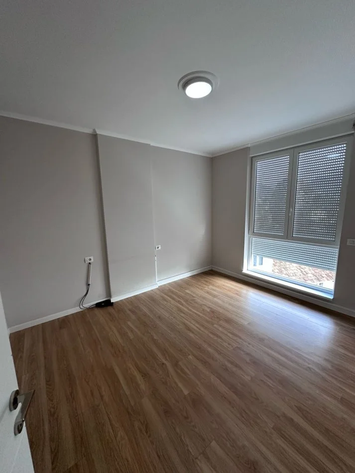 Tirane, jepet me qera ambjent biznesi Kati 3, 121 m² 1.000 € 