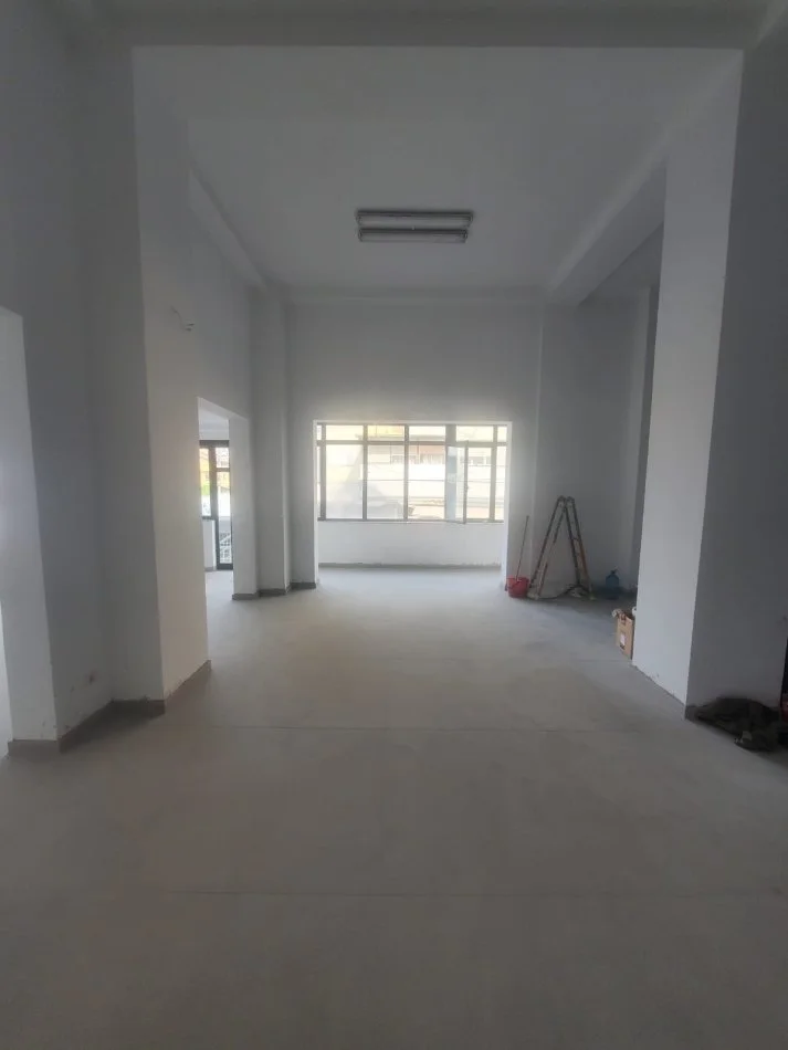 Jepet me qira ambient komercial tek RR. Kavajes (Delijorgji)