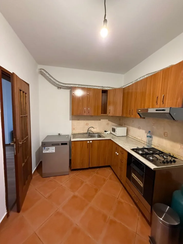 Tirane, jepet me qera apartament 2+1+Ballkon , 700 € (Bulevardi Zogu I)