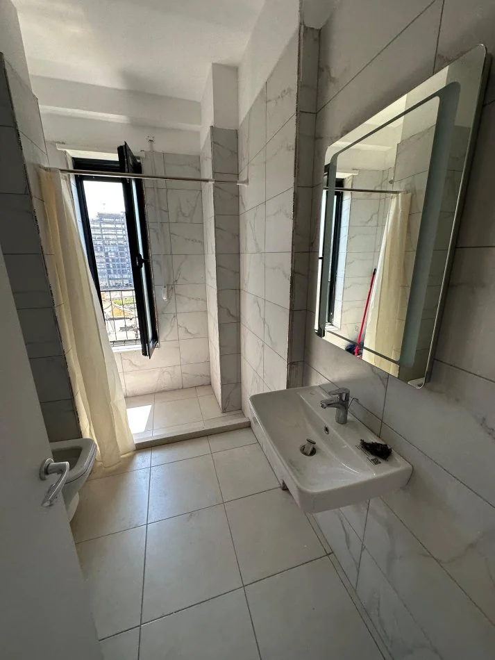 Tirane, jepet me qera apartament 2+1 Kati 6, 100 m² 600 € (Karl gega stacioni trenit)