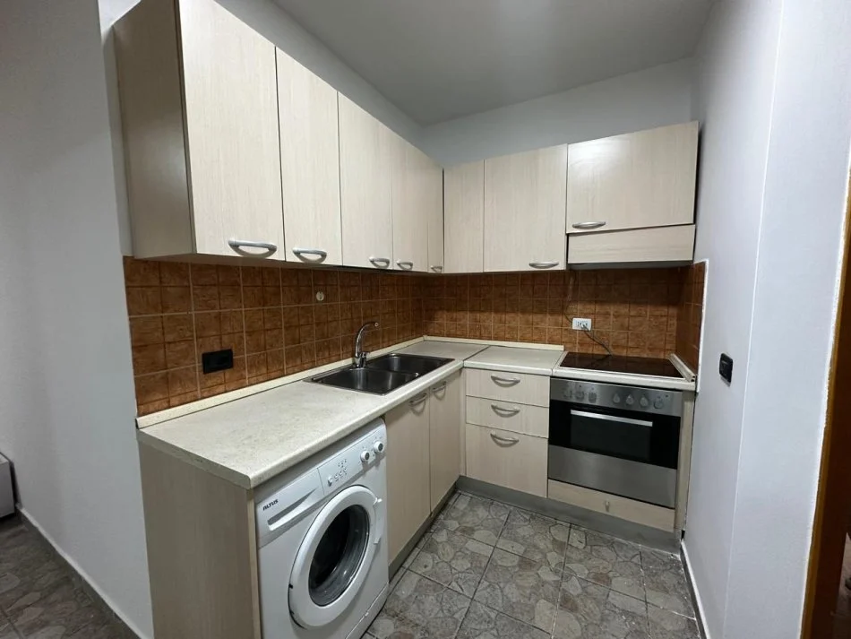 Tirane, jepet me qera apartament 1+1 Kati 8, 70 m² 500 € (Komuna e Parisit)